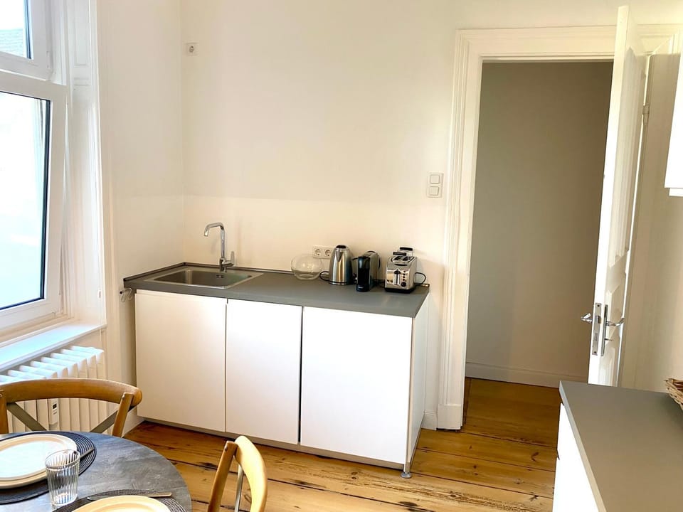 Coffee/tea facilities, Kitchen or kitchenette, Dining area