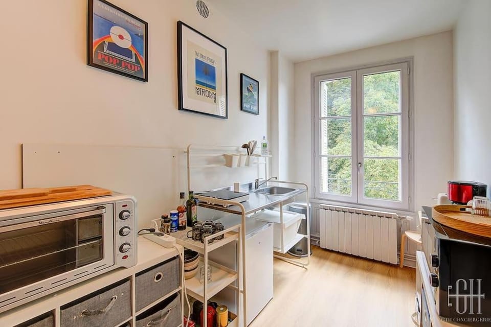 Kitchen or kitchenette, oven, stove