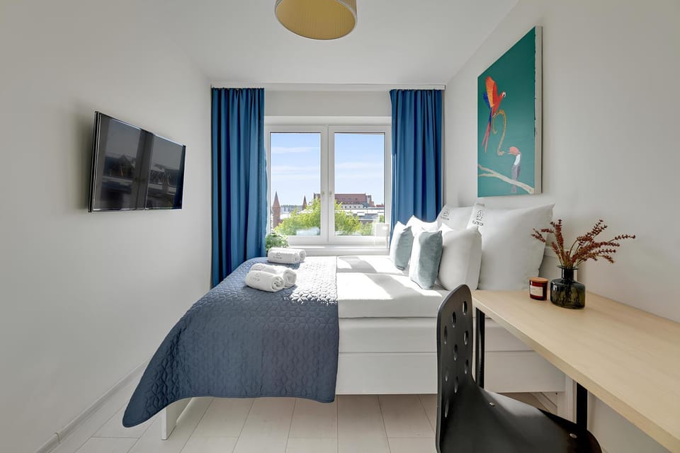 Bed, TV and multimedia, Photo of the whole room, Bedroom, towels