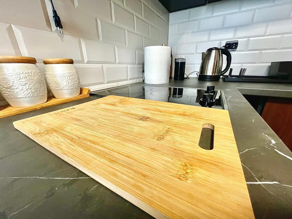 Coffee/tea facilities, Kitchen or kitchenette, stove