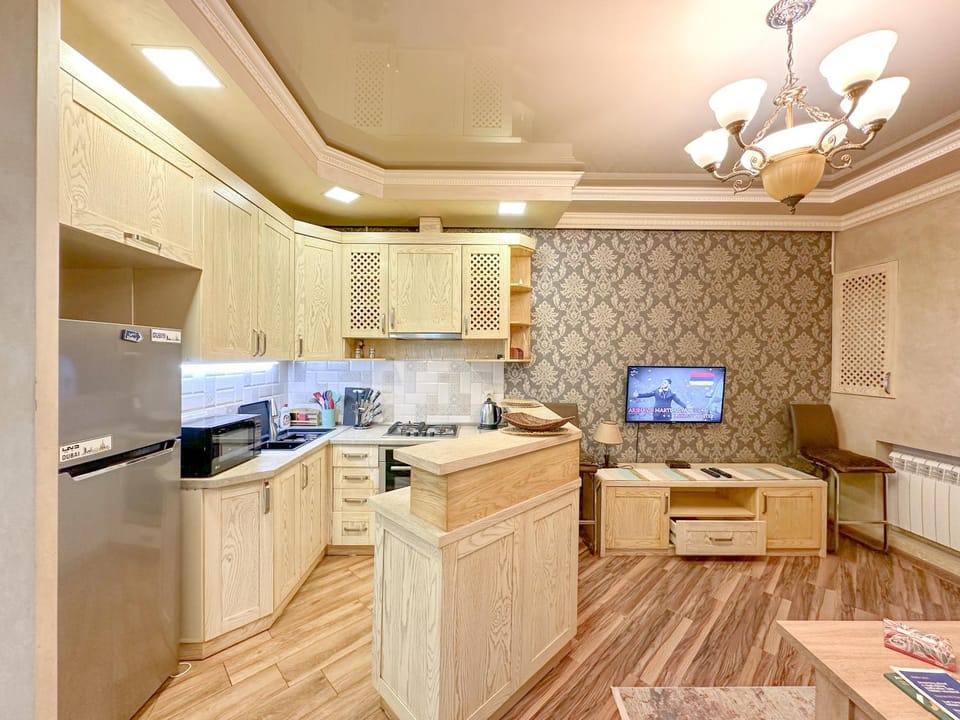 TV and multimedia, Kitchen or kitchenette, Dining area, oven, stove