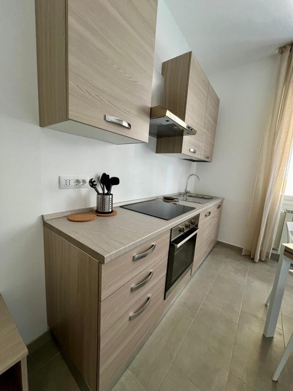 Kitchen or kitchenette, dishwasher, oven