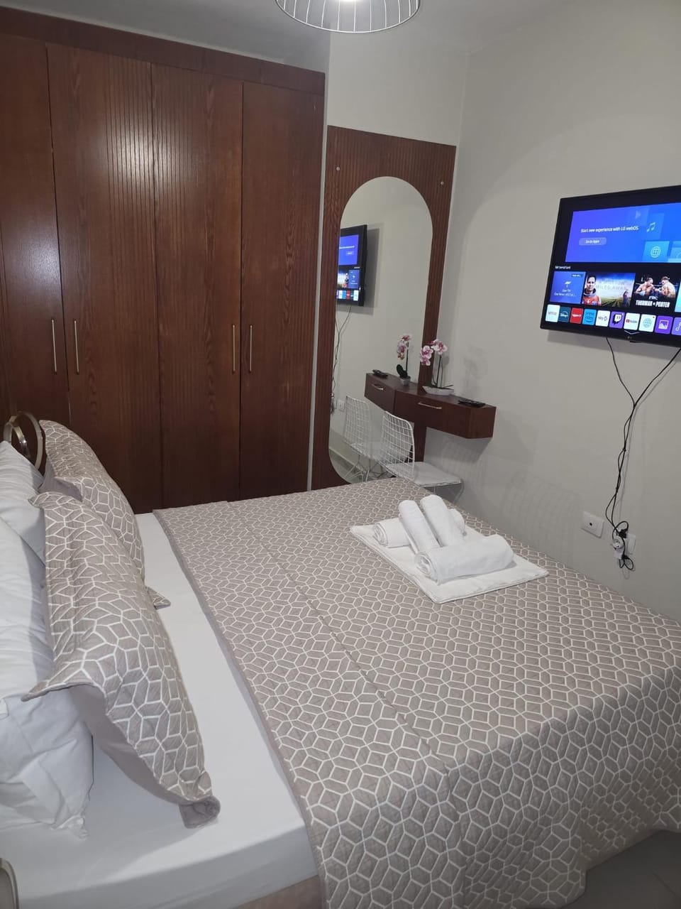 Bed, TV and multimedia, Bedroom, wardrobe