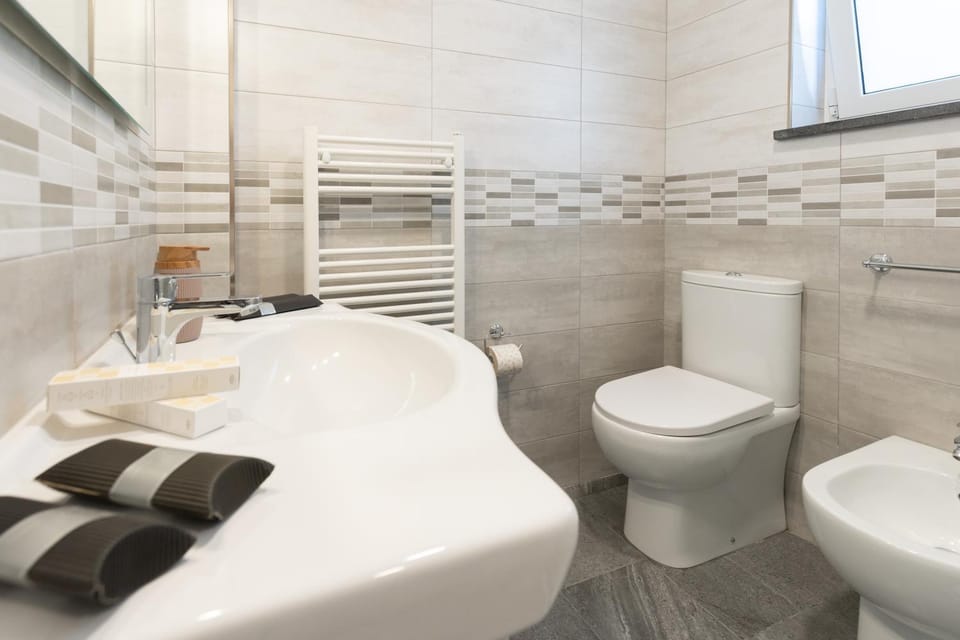 Toilet, Bathroom, bidet, towels