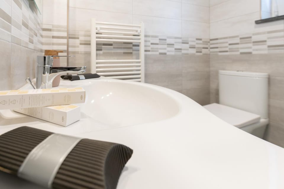 Bathroom, towels