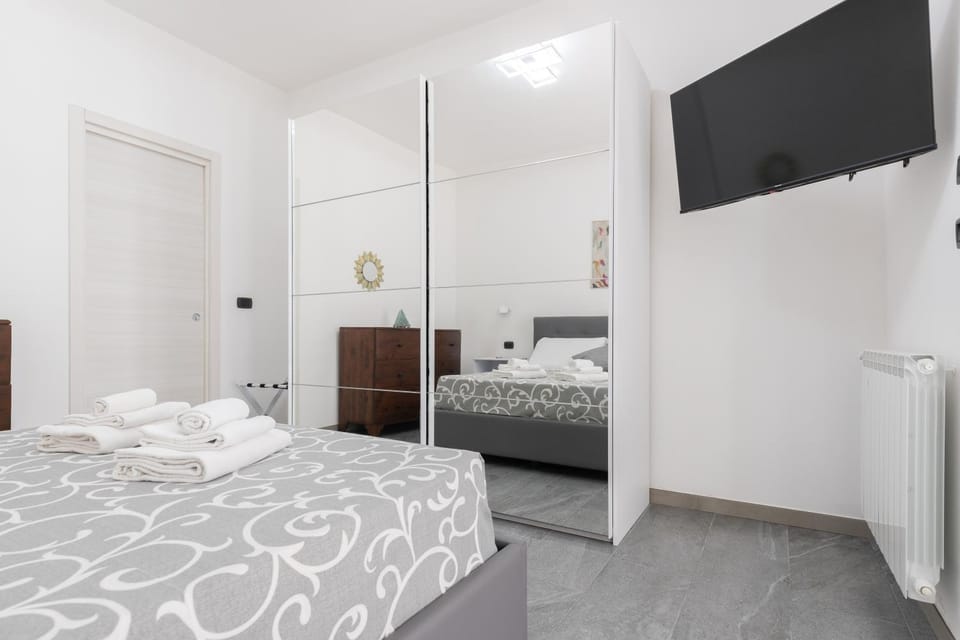 Bed, TV and multimedia, Photo of the whole room, Bedroom, internet, towels, wardrobe