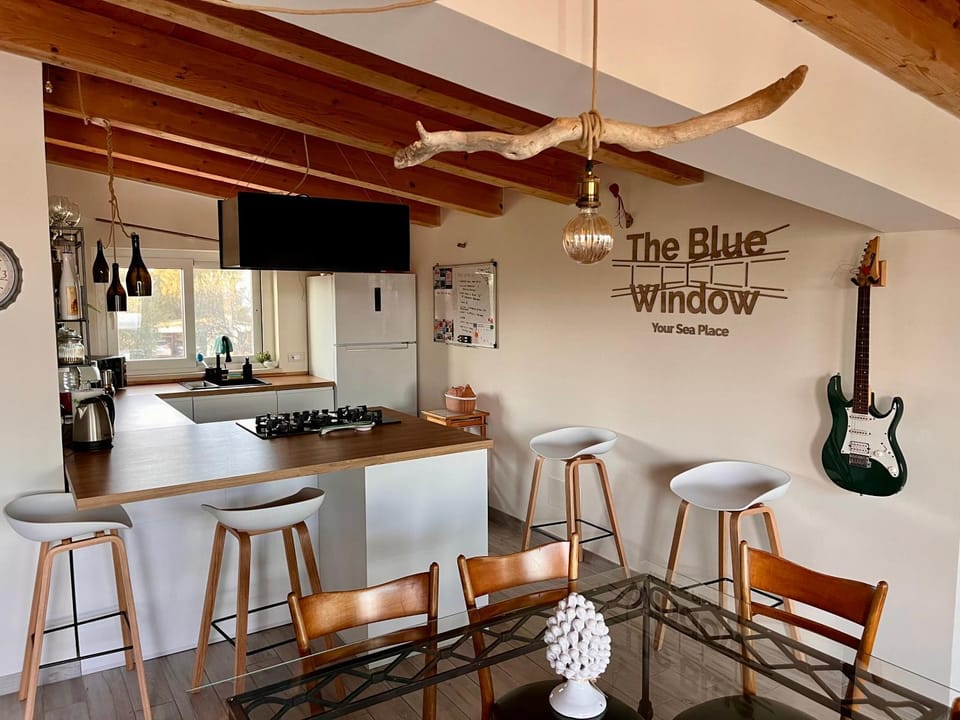 Kitchen or kitchenette, Seating area, Dining area