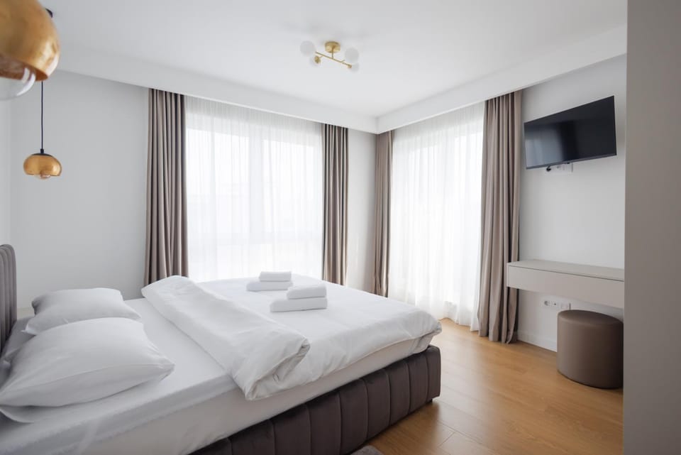 Bed, TV and multimedia, Photo of the whole room, Bedroom, towels