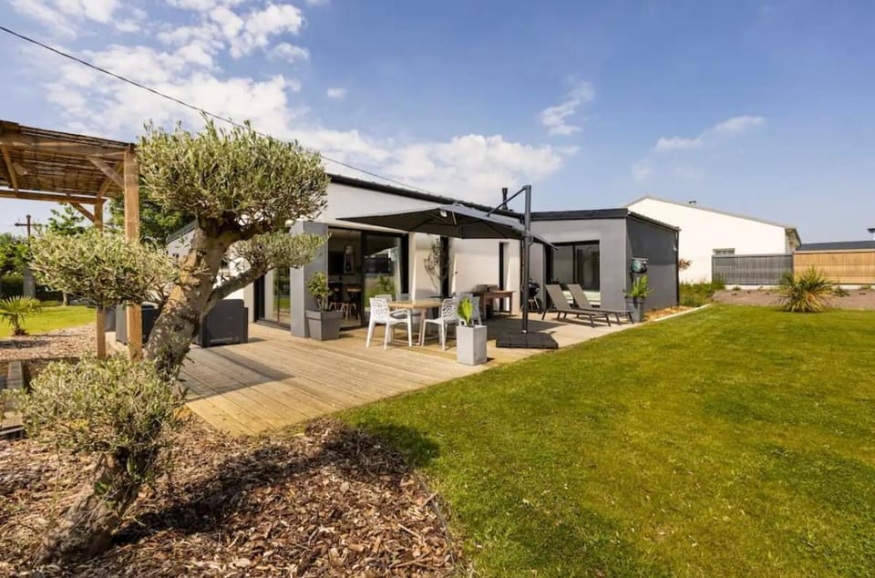 Villa avec Piscine chauffée 30 degrés et Spa à 5 minutes des plages Villa in Brittany
