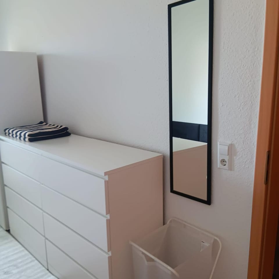 Crew Quartier ALL-INCLUSIVE Serviced Apartments Ideal für Monteure 3 Schlafzimmer Apartment mit Küche, Bad, Waschmaschine, Flat TV, Wifi in Merseburg Leuna Apartment in Thuringia, Germany