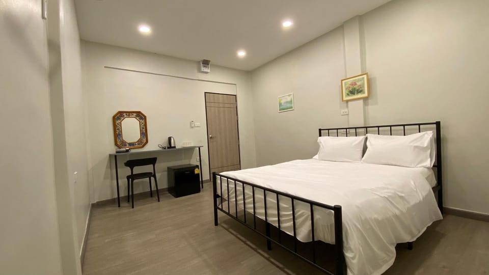 Bed, Photo of the whole room, Bedroom, minibar