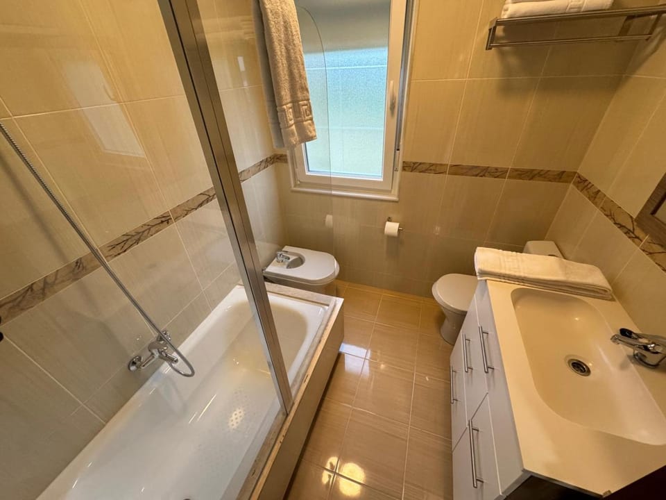 Bathroom, Bath, bidet, towels