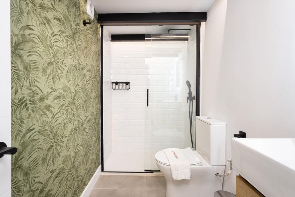 Shower, Toilet, Bathroom, towels
