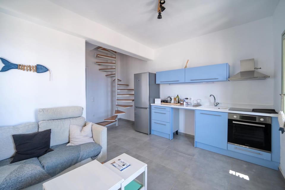 Kitchen or kitchenette, Living room, Seating area, oven