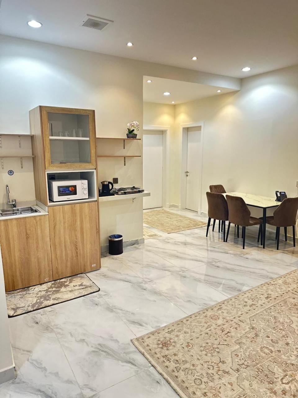 Kitchen or kitchenette, Dining area