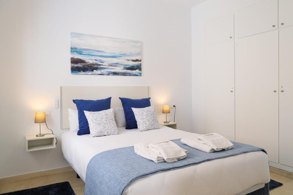 Bed, Bedroom, towels, wardrobe