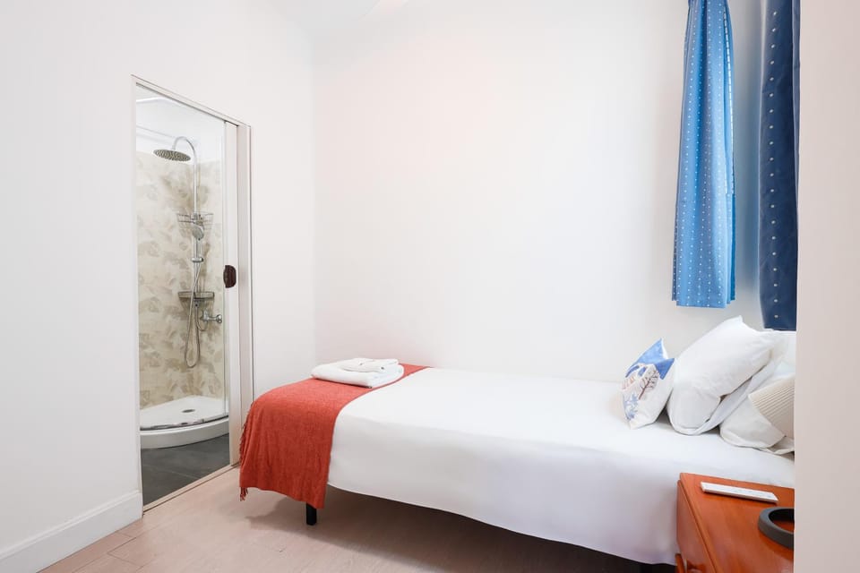 Shower, Bed, Bathroom, Bedroom, towels