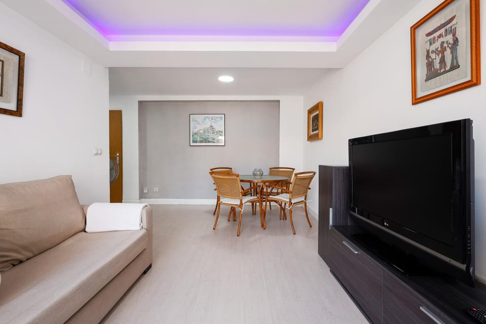 Communal lounge/ TV room, TV and multimedia, Seating area, Dining area