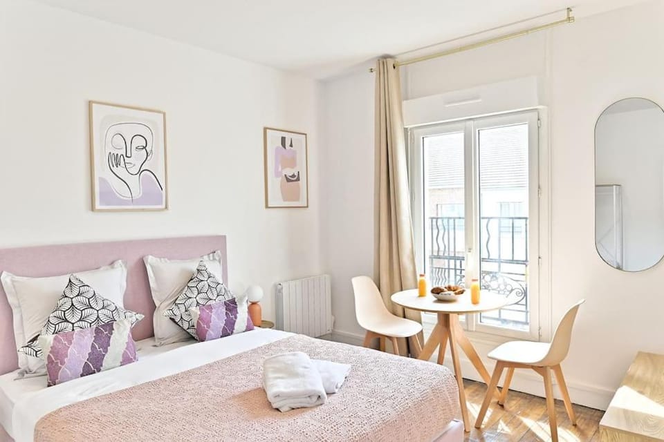 Bed, Living room, Photo of the whole room, Seating area, Dining area, Bedroom