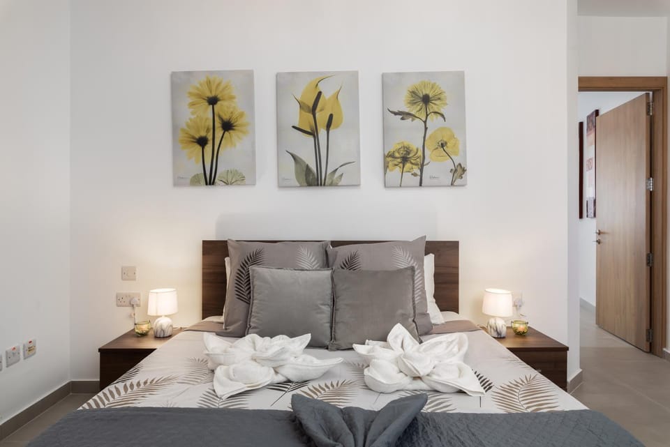 Modern 2BR Stylish Apartment with 2 Balconies - Close to St Julian's & Sliema & Yacht Marina Apartment in Malta