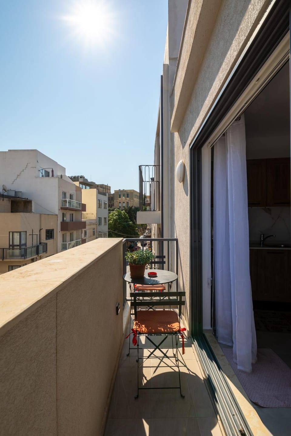 Modern 2BR Stylish Apartment with 2 Balconies - Close to St Julian's & Sliema & Yacht Marina Apartment in Malta