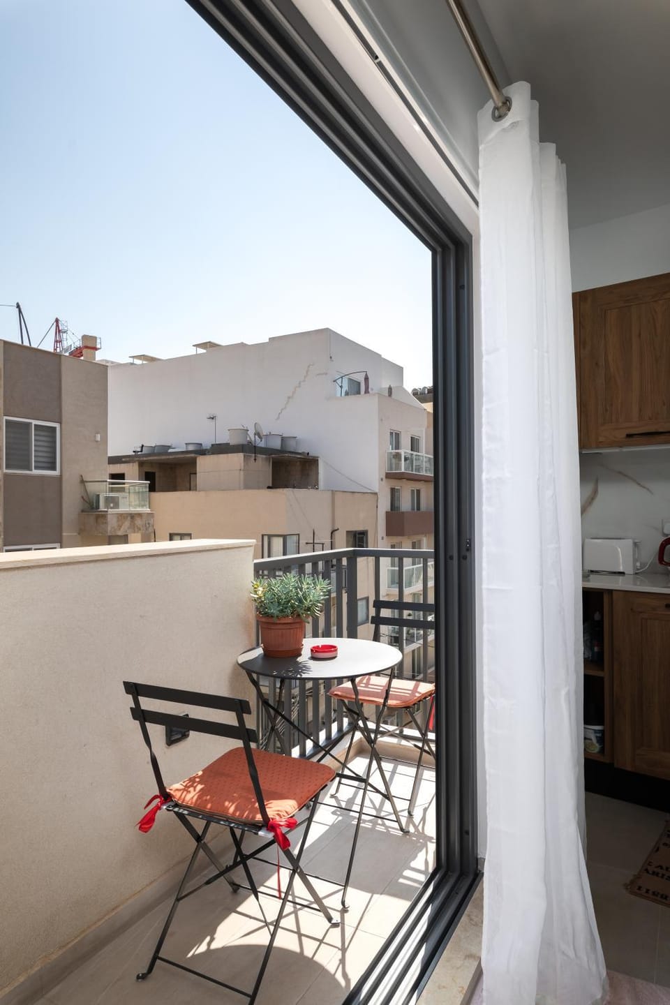 Modern 2BR Stylish Apartment with 2 Balconies - Close to St Julian's & Sliema & Yacht Marina Apartment in Malta