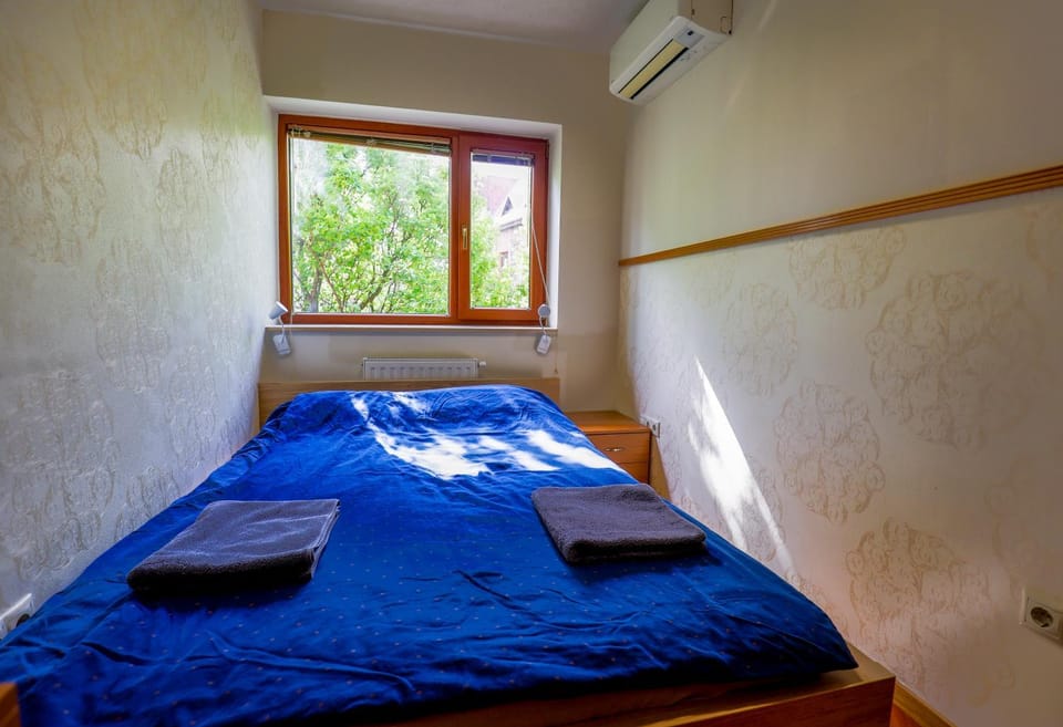 Bed, Bedroom, towels, air conditioner