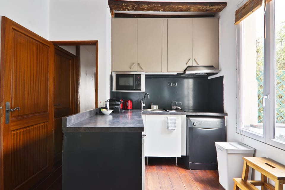 Kitchen or kitchenette, dishwasher, stove