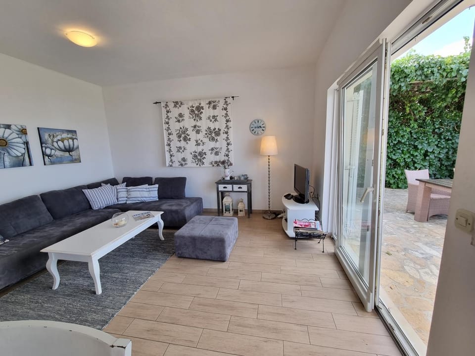 Patio, Communal lounge/ TV room, Garden, Living room, Seating area