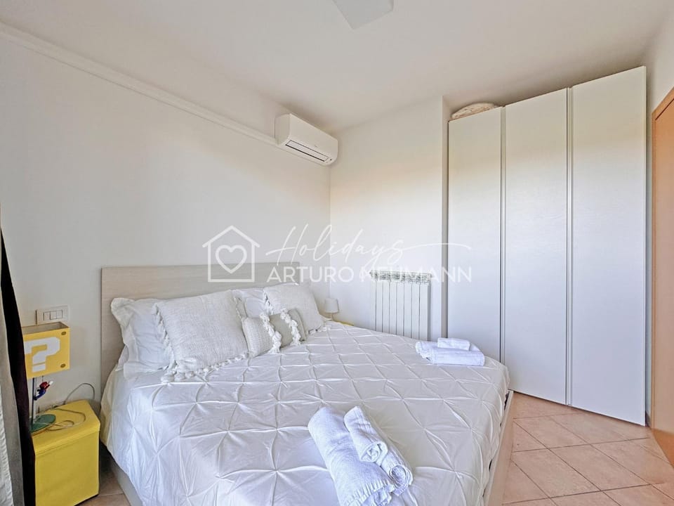 Bed, Photo of the whole room, Bedroom, wardrobe, air conditioner