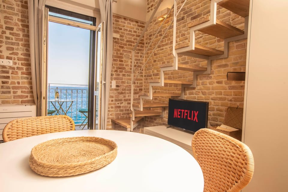 TV and multimedia, Living room, Seating area, Dining area