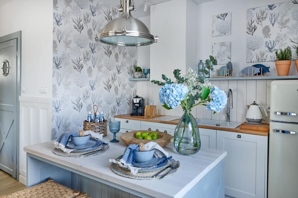 Kitchen or kitchenette, Food and drinks, Dining area, Food