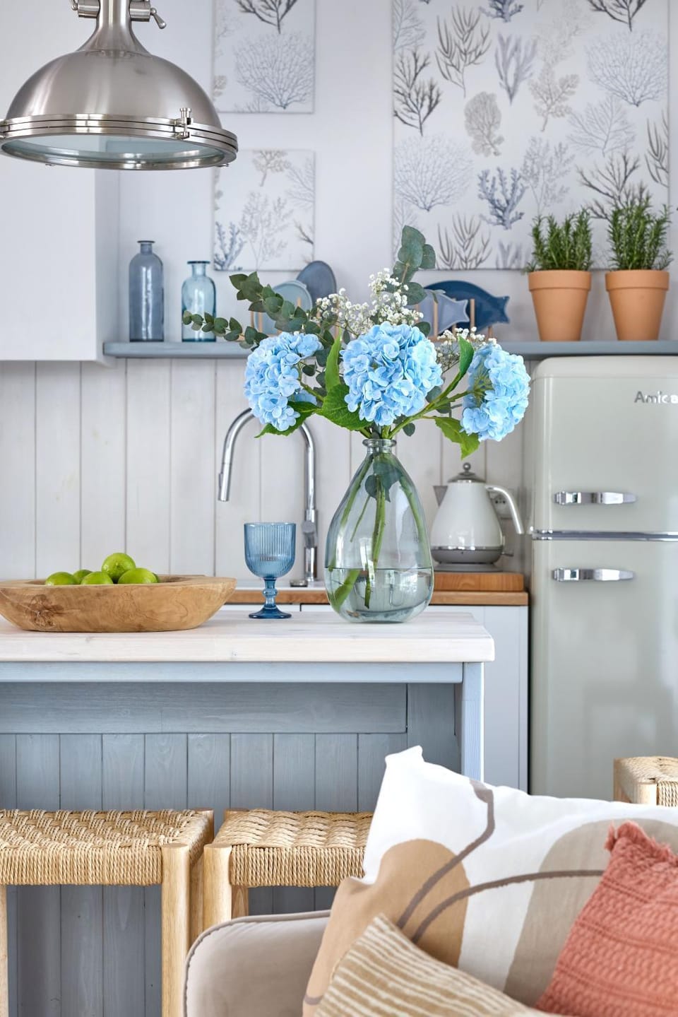 Kitchen or kitchenette, Living room