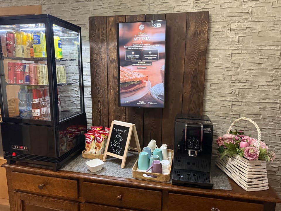 Coffee/tea facilities, Food and drinks, Food, minibar, vending machine