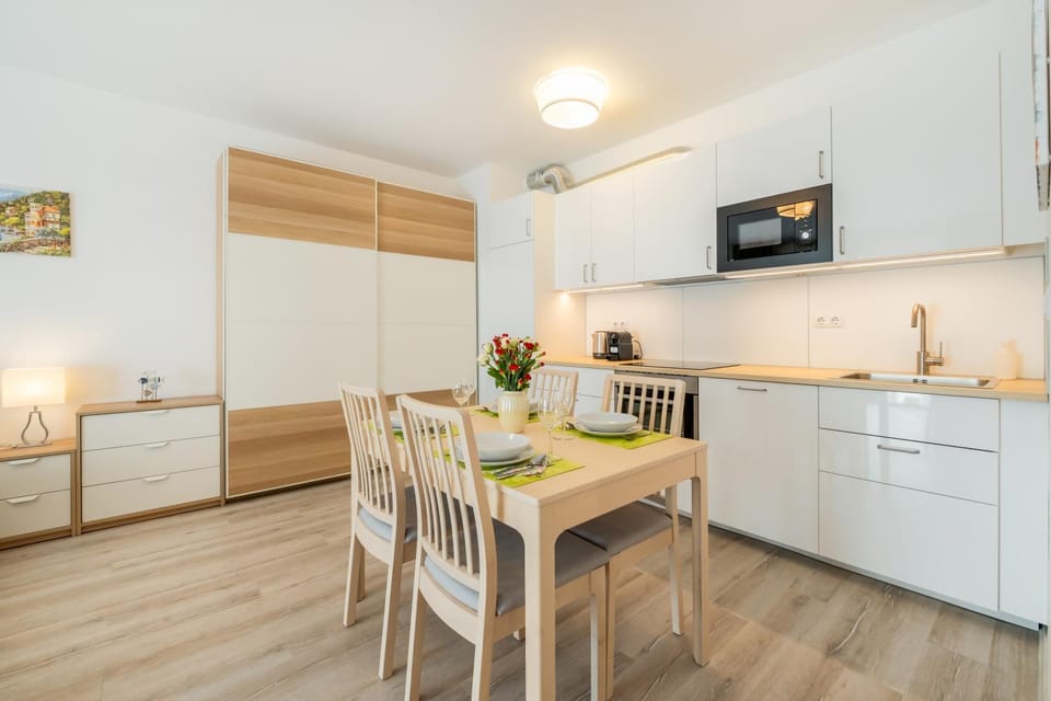 Kitchen or kitchenette, Dining area, oven, stove