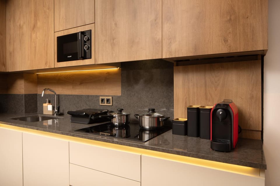Coffee/tea facilities, Kitchen or kitchenette, stove