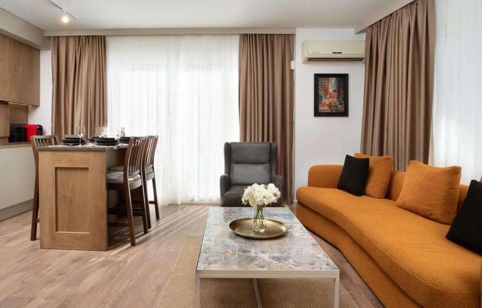 Kitchen or kitchenette, Living room, Seating area, Dining area