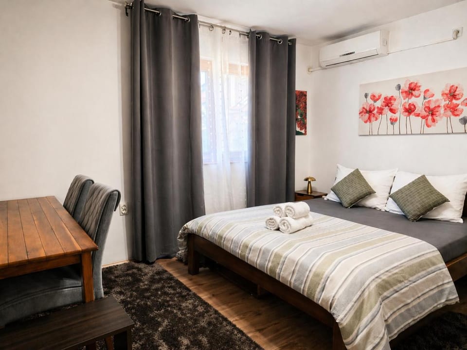 Bed, Seating area, Bedroom, air conditioner
