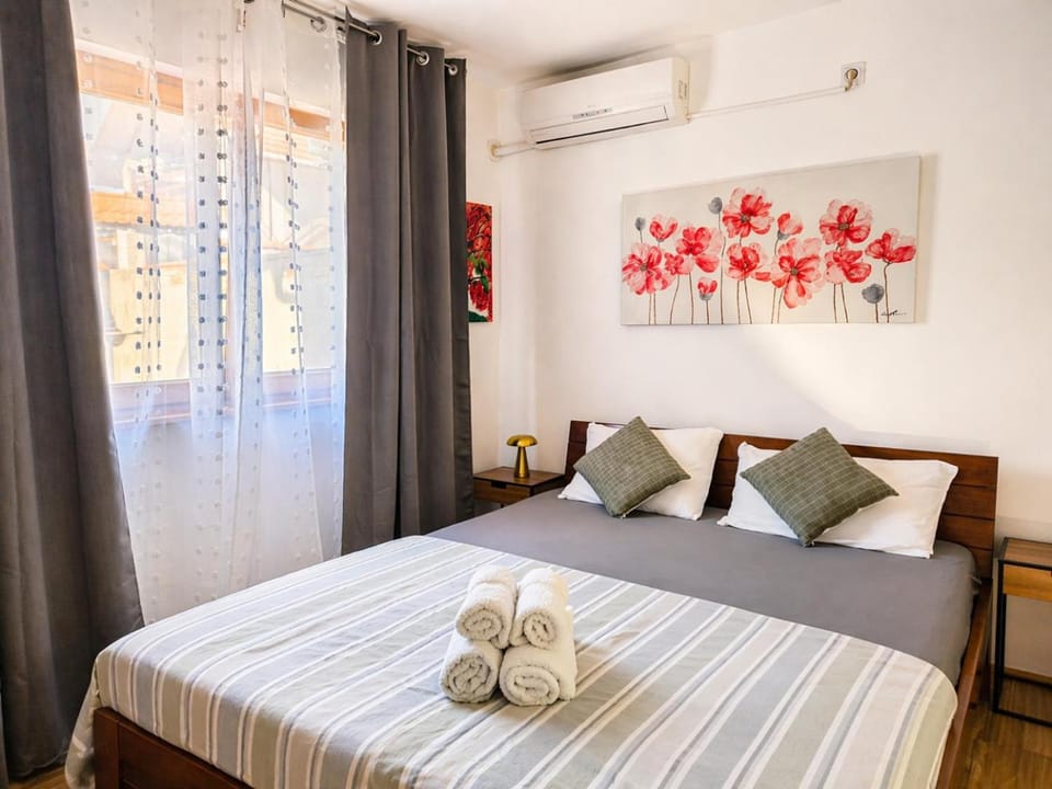 Bed, towels, air conditioner