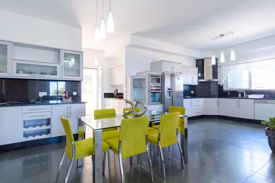 GuestReady - Spacious stay with sea views House in Caniço