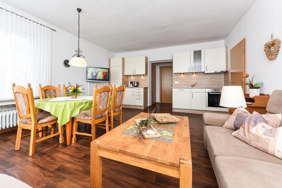 TV and multimedia, Kitchen or kitchenette, Living room, Seating area, Dining area