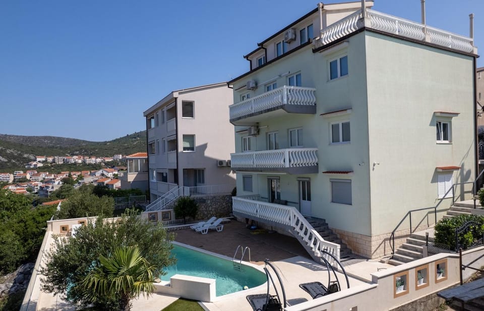 Apartment with Pool "Sunset Cove" Bed and Breakfast in Neum