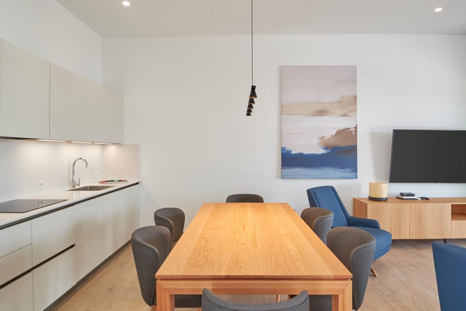 TV and multimedia, Kitchen or kitchenette, Living room, Seating area, Dining area, Pool view, dishwasher, flat iron, heating, internet, stove, toaster, washing machine, air conditioner