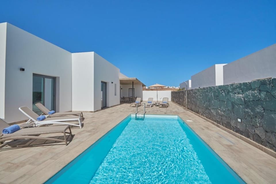 Shower, Swimming pool, sunbed, towels