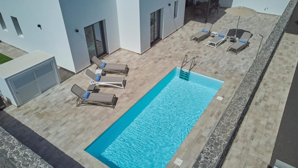 Shower, Property building, BBQ facilities, Garden, Solarium, Pool view, Swimming pool, internet, sunbed, towels