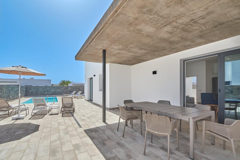 Shower, Property building, BBQ facilities, Solarium, View (from property/room), Balcony/Terrace, Seating area, Dining area, Pool view, Swimming pool, internet, sunbed, towels