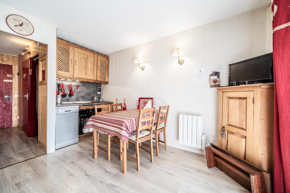 Property building, Kitchen or kitchenette, Living room