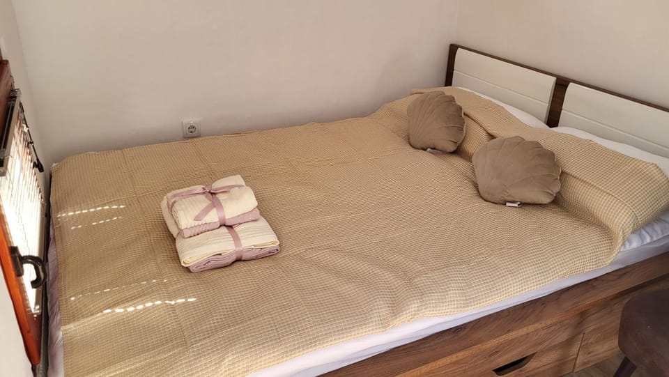 Glamping Na Vrhu House in Slovenia