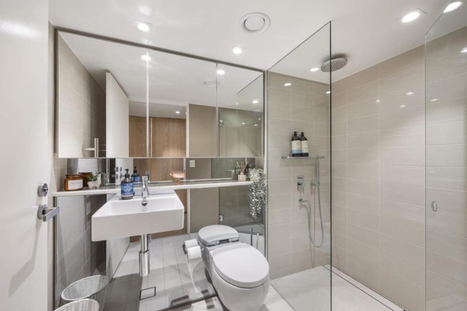 Pacific Chic Luxury Pad - Beachfront Aircon Lift Apartment in Sydney