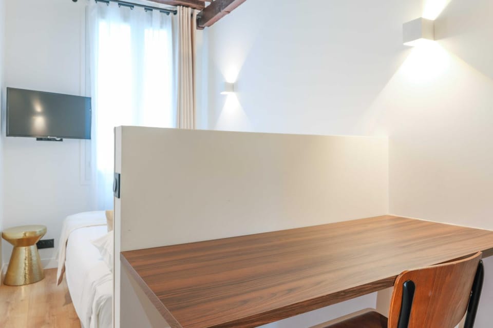 Bed, TV and multimedia, Seating area, Bedroom